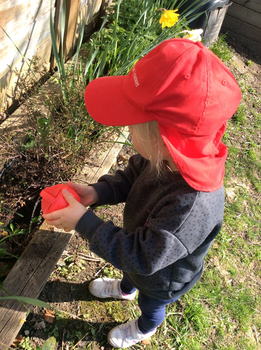 TH_Nursery1's tweet photo. We are helping our flowers grow, using the watering cans to give them a drink! #THLearnEY☀️💧 https://t.co/ih7Envd5lf