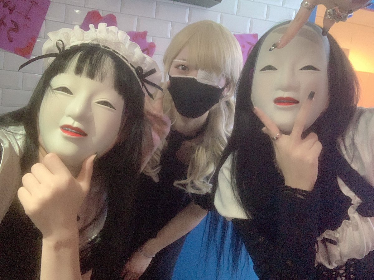jesie_dark's tweet photo. 日本には変わったお面があるのね！
私も今度つけてみようかしら…

今日はコンセプトカフェに
お呼ばれしちゃった😍

来なさいよ！
私が人に飲み物を出すなんて
珍しいんだからね https://t.co/QJr4LUOKCA