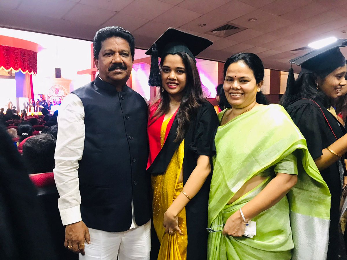 Raghumurthy_INC's tweet photo. ನನ್ನ ಪುತ್ರಿ ಟಿ. ಆರ್. ಸುಚಿತ್ರ ವೈದ್ಯೆಯಾಗಬೇಕೆಂಬ ಕನಸನ್ನು ನನಸು ಮಾಡಿಕೊಳ್ಳುವ ಮೊದಲ ಹೆಜ್ಜೆಯಾಗಿ ತನ್ನ ಎಂಬಿಬಿಎಸ್ ಪದವಿಯನ್ನು ಪೂರ್ಣಗೊಳಿಸಿದ್ದಾಳೆ. 
ಬೆಂಗಳೂರಿನ ವೈದೇಹಿ ಮೆಡಿಕಲ್ ಕಾಲೇಜಿನಲ್ಲಿ ಎಂಬಿಬಿಎಸ್ ಪದವಿಯನ್ನು ಪೂರ್ಣಗೊಳಿಸಿದ್ದು, ಇಂದು ನಡೆದ ಸಮಾರಂಭದಲ್ಲಿ ಎಂಬಿಬಿಎಸ್ ಪದವಿ ಪ್ರಮಾಣ ಪತ್ರವನ್ನು ಸ್ವೀಕರಿಸಿದಳು. 
1/3 https://t.co/YAVI6Qfw7F