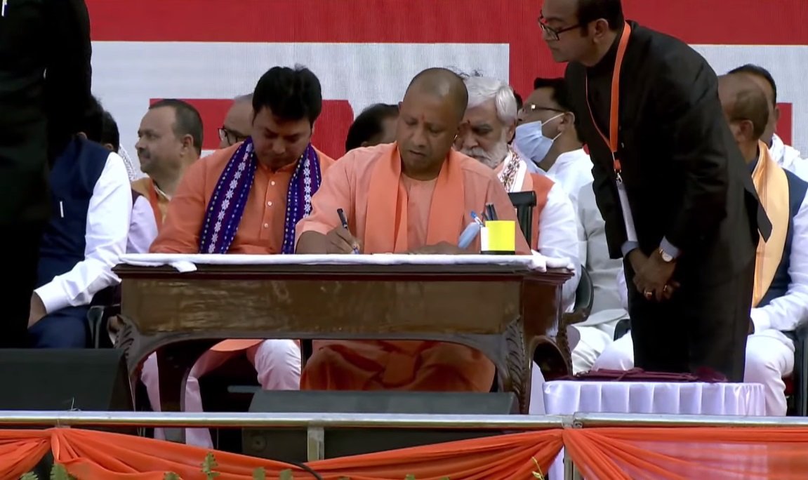 pcsarangi's tweet photo. Shri @myogiadityanath takes oath as the Chief Minister of Uttar Pradesh for the second consecutive term. https://t.co/ayw0V73mbH