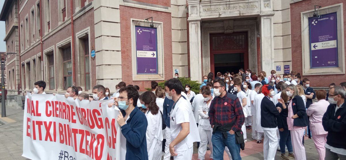 LABosakidetza's tweet photo. 📢 #Basurtu-ko Bihotzeko Kirurgia zerbitzua ez itxi!!
✊🏻 Gaurkoan ere, elkarretaratze jendetsua!
📣 NO al cierre de la Cirugía Cardiaca de #Basurto!
✊🏻Hoy, viernes, nos hemos vuelto a concentrar!
🆘#Osakidetza
❌#MurrizketarikEZ
✅#PUBLIKOetaINDARTSU https://t.co/qv1cJsAdSF
