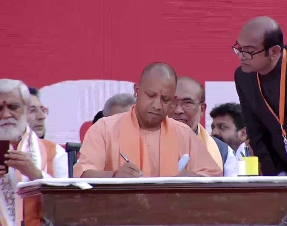 officeVkSaab's tweet photo. माननीय योगी आदित्यनाथ जी को उत्तर प्रदेश के मुख्यमंत्री बनने पर बहुत-बहुत बधाई। #YogiAdityanath #NarendraModiji https://t.co/SsrXDFIZrZ