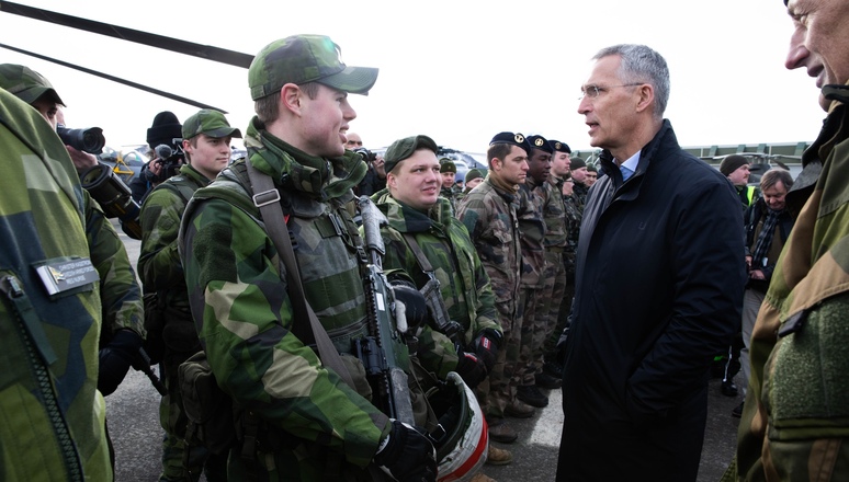 NATOpress's tweet photo. SG @jensstoltenberg thanked troops participating in #ColdResponse2022 in #Norway 🇳🇴, saying the exercise shows #NATO unity &amp; strength in action.
 
➡️🪖 30,000 personnel from Allies 🇫🇮🇸🇪
➡️✈️ 220 aircraft
➡️🚢 50 ships + 2 aircraft carrier groups 🇮🇹🇬🇧
 
ℹ️ https://t.co/jZpjQ1tfgL https://t.co/sKz2sgSR4V