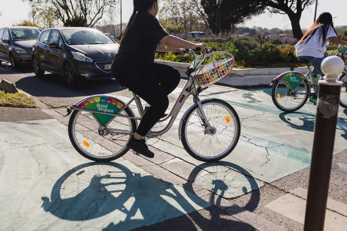 reseau_orizo's tweet photo. 🚴 [HOP UN VELOPOP’ !] 🚴
Avec les beaux jours, rien de tel qu’une balade en #velopop’ ! 30 stations, 300 vélos en libre-service sur le #GrandAvignon 7j/7, 24h/24: vous avez le choix !
(Re)découvrez la carte des stations et les tarifs sur https://t.co/aTSrDADFFI
Bon week-end !🌼 https://t.co/ocakEfhRue