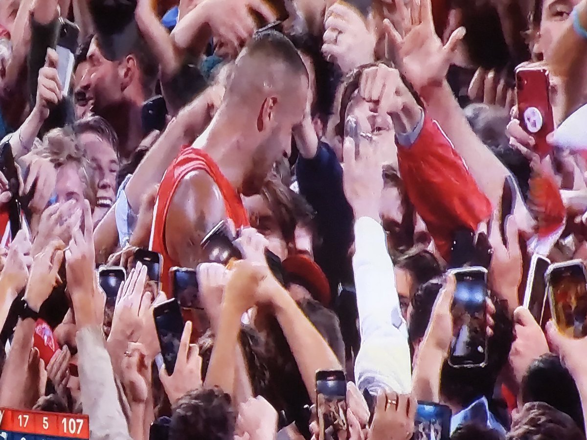 heyadelaide's tweet photo. Congrats Buddy! 1000 goals. Awesomeness.
#sydneyswans #swans #Buddy1000 https://t.co/DZVqgAMYLt