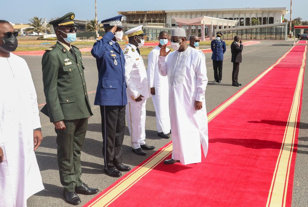 PR_Senegal's tweet photo. Le Président @Macky_Sall a quitté Dakar ce vendredi 25 mars 2022 pour prendre part au sommet extraordinaire de la CEDEAO à Accra sur la situation politique au Mali, en Guinée et au Burkina Faso. 

Le retour du Chef de l’Etat est prévu le même jour. https://t.co/KqWIRPU9Uq