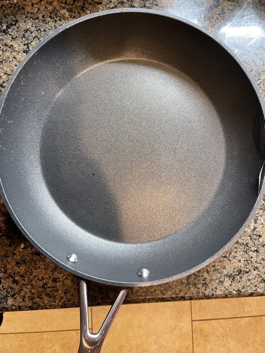 mabrocca's tweet photo. @FoodiNinja so, i really like your pans.. but mine has now this, what can be done? https://t.co/OEFIWWZKWW