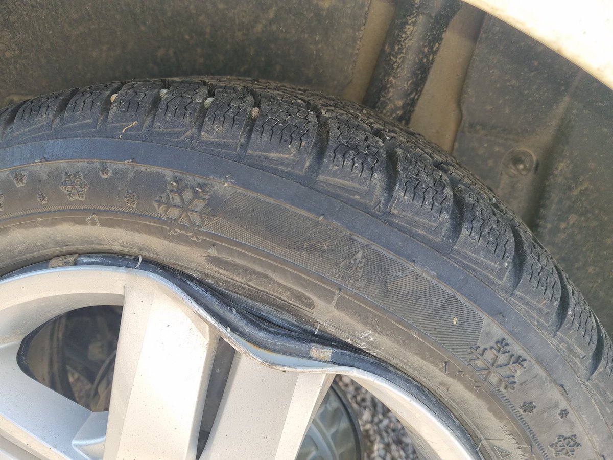 HTiryakiiii's tweet photo. Sayın @BodrumBel trafikte araba kullanmak artık zulüm oldu. Özel şirketlerin böyle bıraktığı yollar, benim canıma mâl oluyordu! https://t.co/3ROCFDHByG