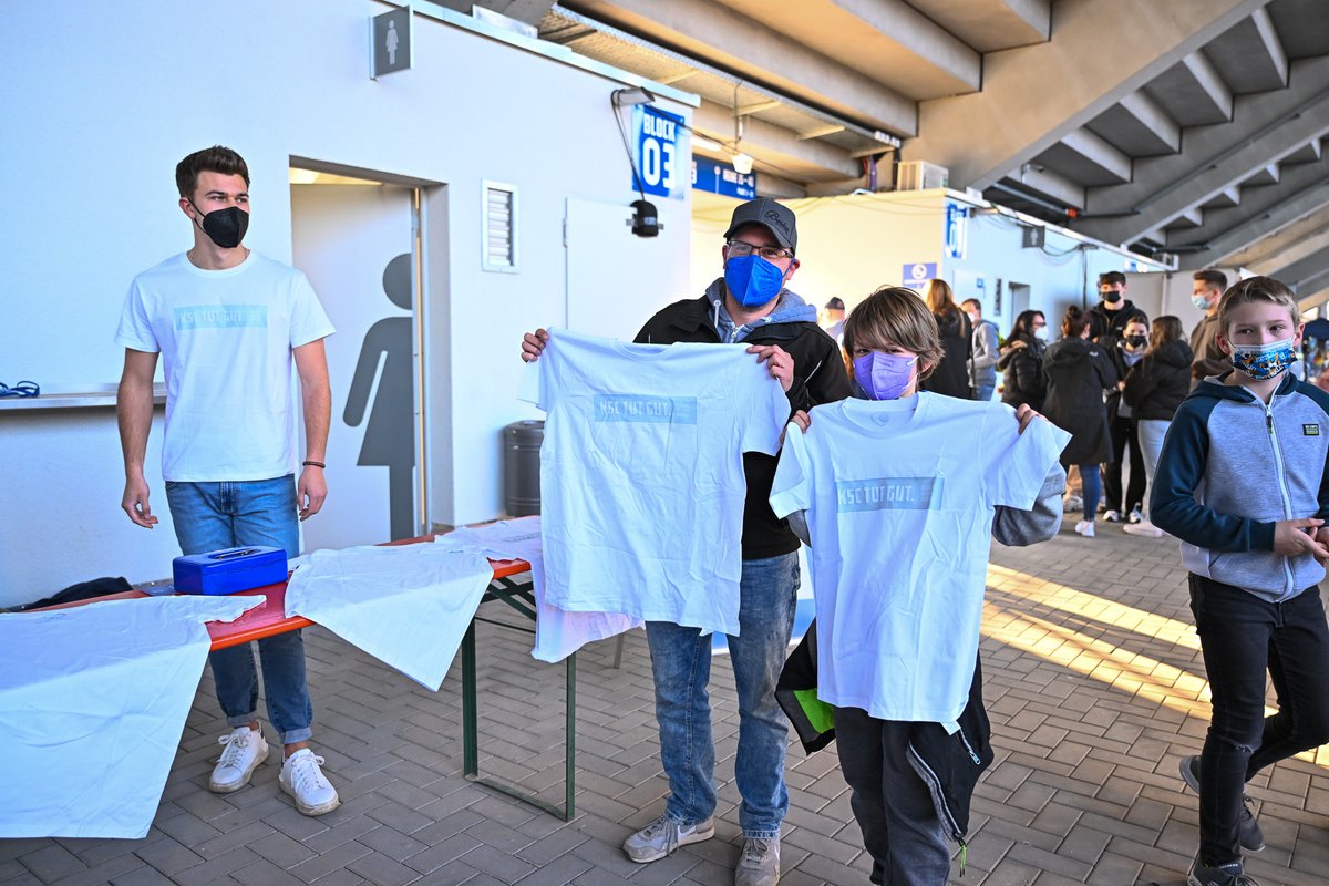 KarlsruherSC's tweet photo. 📸 Neben dem Platz haben wir mit euch gemeinsam gestern viel Gutes getan! Zusätzlich haben unsere Jungs auf dem Platz viele Gründe zum Jubeln gehabt! 💙⚽

Hier geht's zur Bildergalerie ➡️ https://t.co/vma7E5JRXC

#KSCFCB #KSCmeineHeimat https://t.co/wRCdikXeup