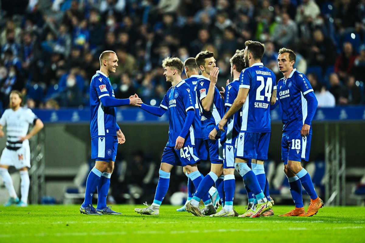 KarlsruherSC's tweet photo. 📸 Neben dem Platz haben wir mit euch gemeinsam gestern viel Gutes getan! Zusätzlich haben unsere Jungs auf dem Platz viele Gründe zum Jubeln gehabt! 💙⚽

Hier geht's zur Bildergalerie ➡️ https://t.co/vma7E5JRXC

#KSCFCB #KSCmeineHeimat https://t.co/wRCdikXeup