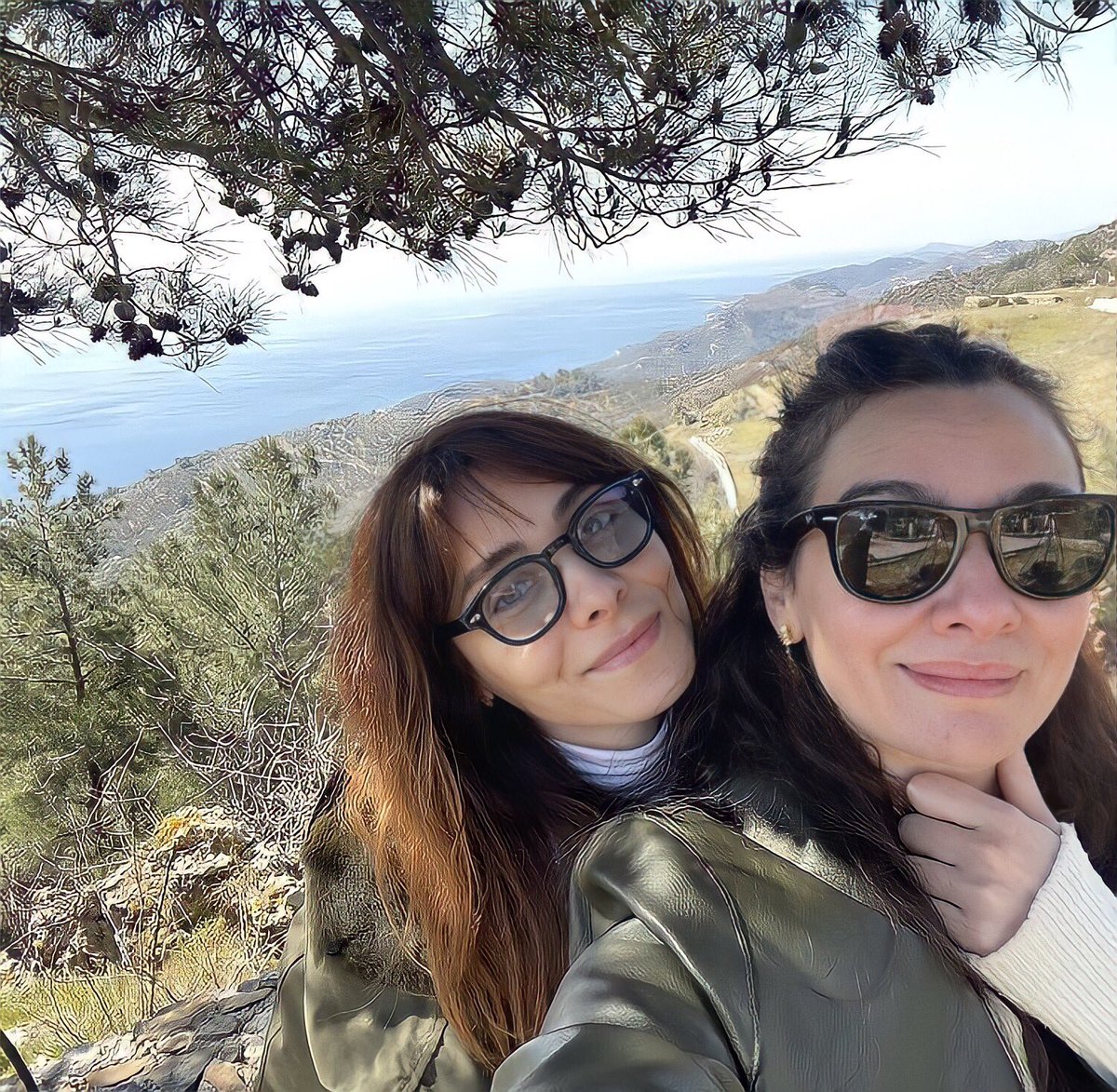 NivariaPhoenix's tweet photo. A Ilay y Eda les costó mucho darse cuenta que no valía la pena enfrentarse po un hombre feo, vago, acomplejado y aburrido como Irfan pero el tiempo las ha hecho amiguitas.
Eda sale con un atractivo empresario e Ilay disfruta viajando con su buenorro alemán 😍
#BirceAkalay #Babil https://t.co/QiCUAWaUbM