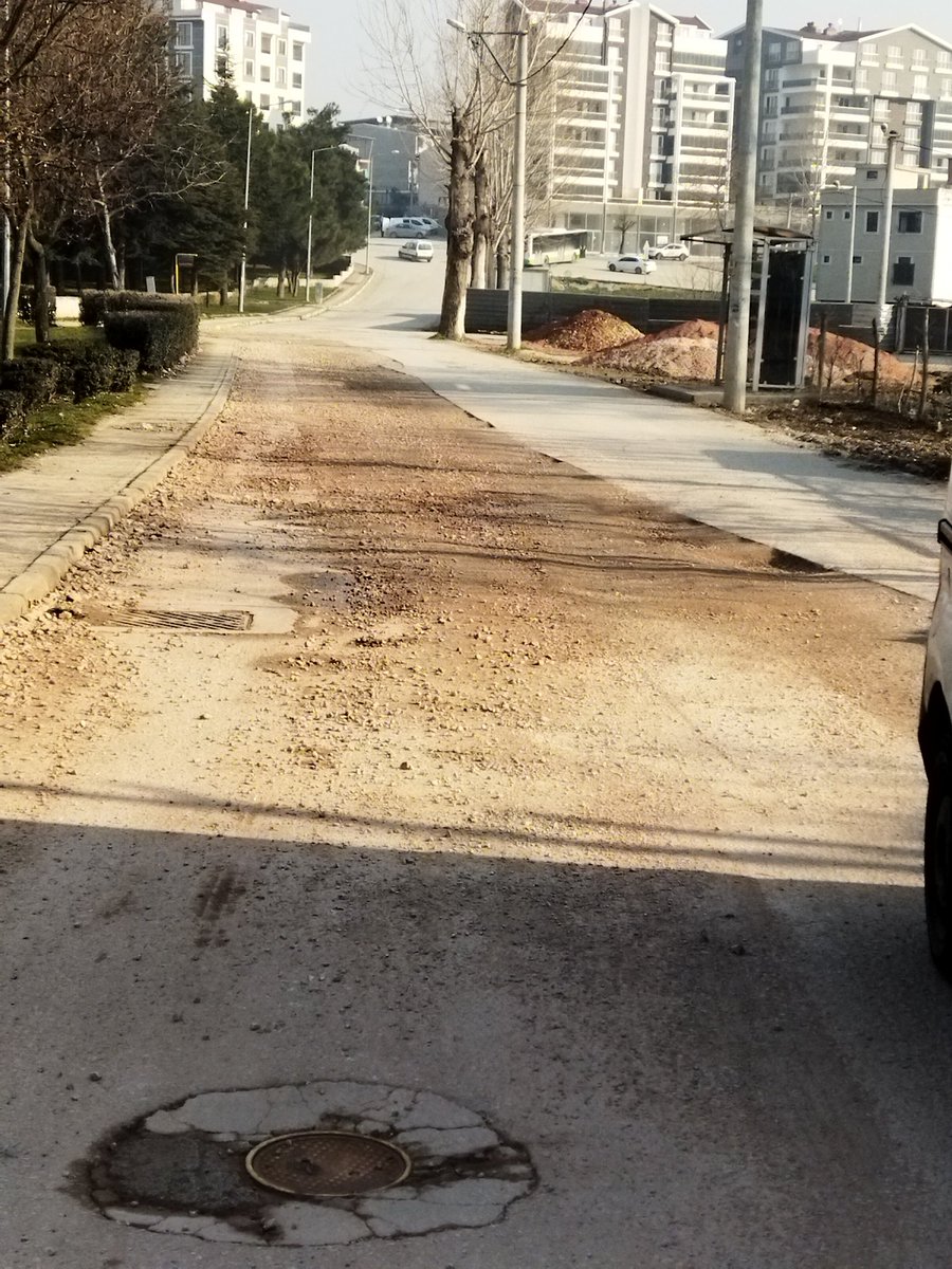 EmrePilan3's tweet photo. @bursabuyuksehir @Alinuraktas70 @OsmangaziBLD @mustafadundar65 
Sayın başkanlar Yunuseli cuma pazarı caddesinde yapılmış olan alt yapı çalışmanısi içi teşekkür ederiz de kazılan yerin onarım ve bakımı için teşekkür edemiyoruz çözümu için ilginizi bekliyoruz. https://t.co/jQeX20z9Gk
