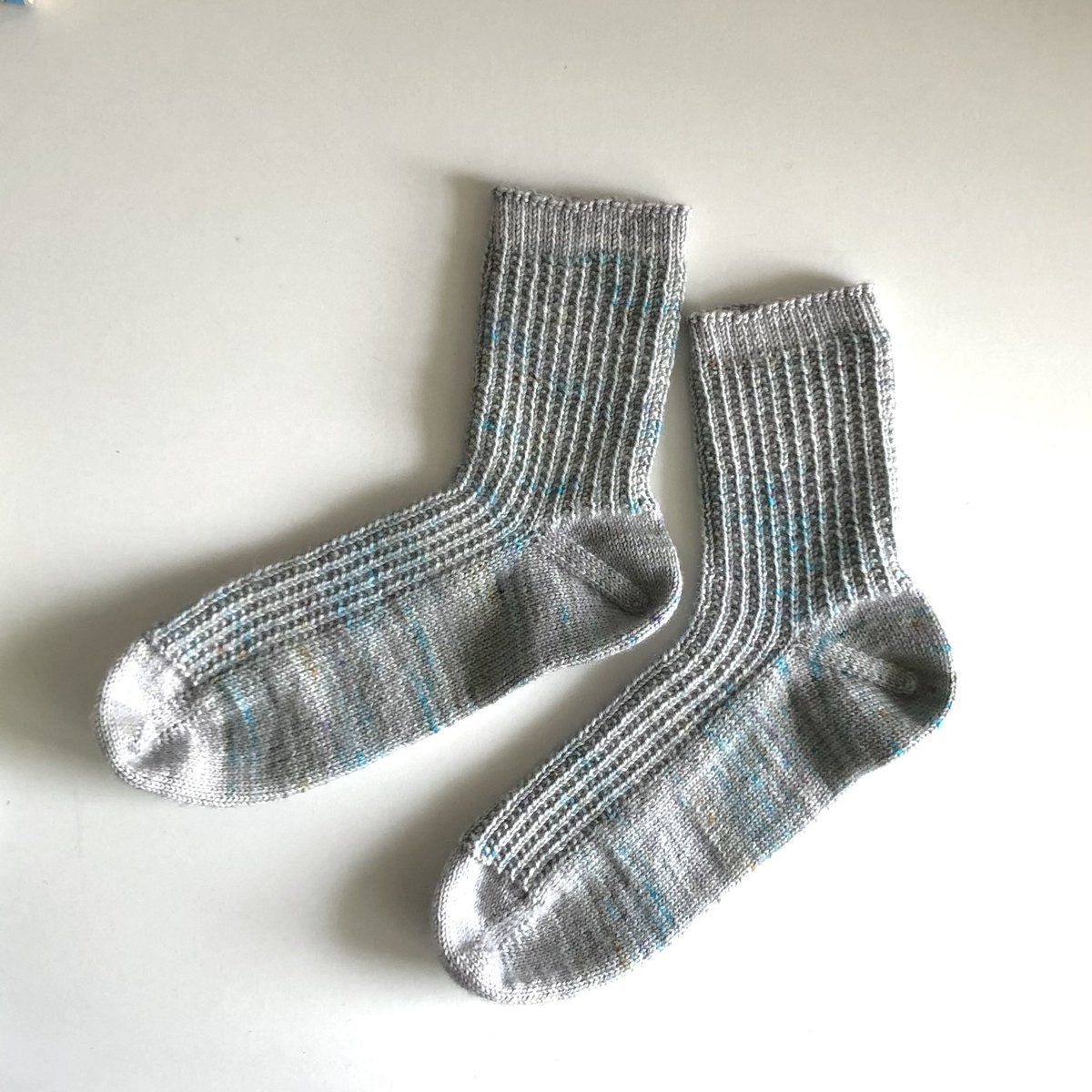 satokichi2014's tweet photo. 完成しました〜🧦🙌🙌

変わりリブがフィットして、履いててとても気持ち良いです☺️💕

KALの皆さんの作品を拝見し、この糸も良い、こんな色合わせ素敵、とワクワクしました😊

主催してくださった@yarnaholic_shop さん、ありがとうございました❤️

 #2color_sock_KAL_completed
 #2color_sock_KAL https://t.co/EUKlosyNqc
