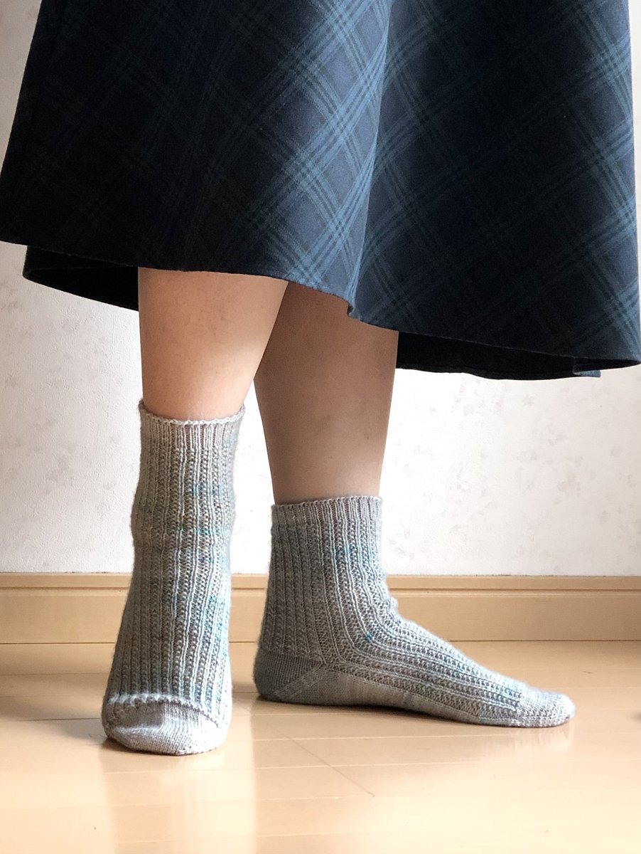 satokichi2014's tweet photo. 完成しました〜🧦🙌🙌

変わりリブがフィットして、履いててとても気持ち良いです☺️💕

KALの皆さんの作品を拝見し、この糸も良い、こんな色合わせ素敵、とワクワクしました😊

主催してくださった@yarnaholic_shop さん、ありがとうございました❤️

 #2color_sock_KAL_completed
 #2color_sock_KAL https://t.co/EUKlosyNqc