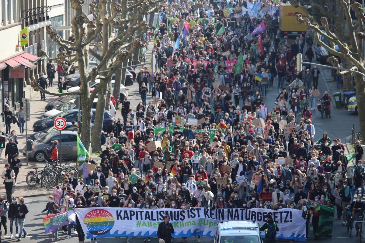 FutureFridaysAC's tweet photo. 💥 2000 Leute bei #FridaysForFuture in #Aachen! 💥
Wir gehen heute für einen radikalen Systemwandel auf die Straße. Unser Kampf für globale Klimagerechtigkeit bleibt antirassistisch, antikapitalistisch und intersektional!
#ac2503 #DecolonizeClimateJustice https://t.co/f7WLjNQcQC