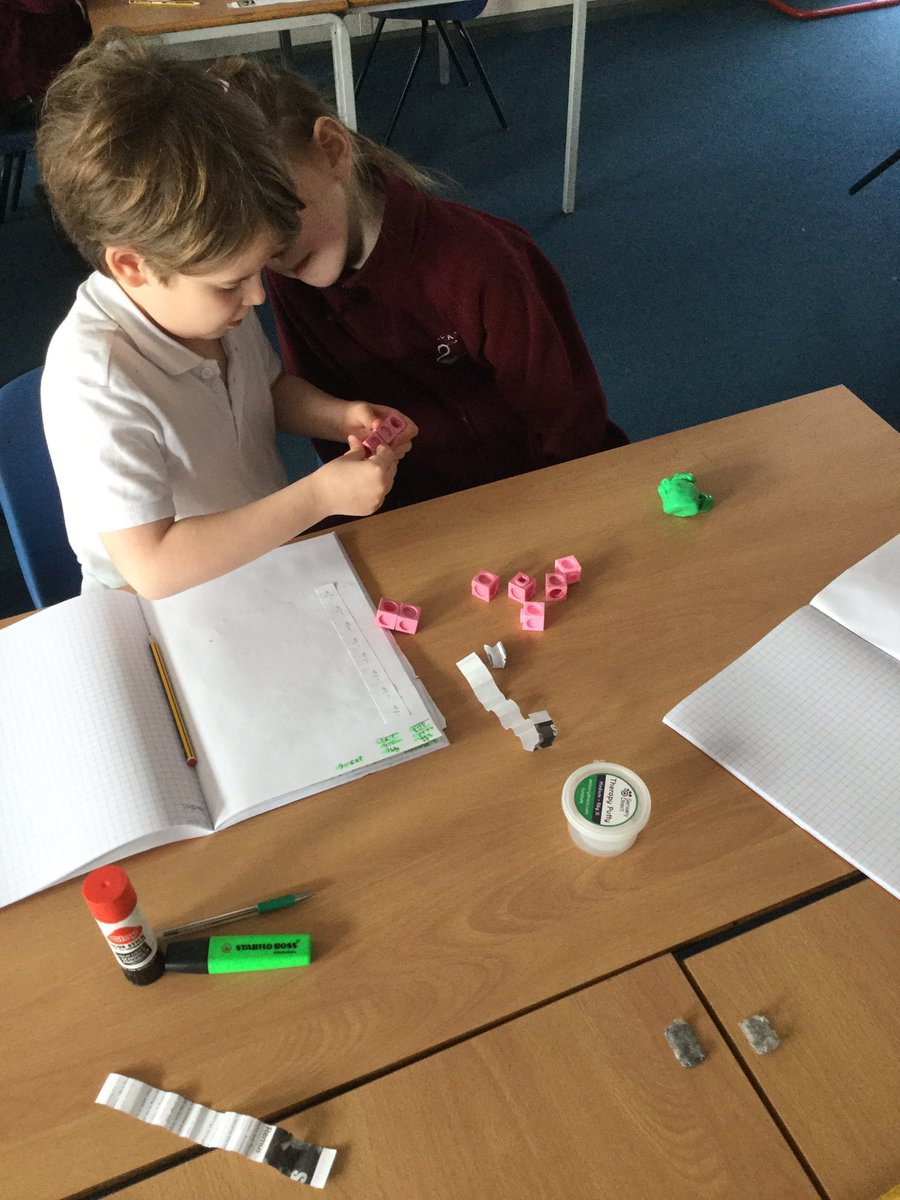 ThamesideSch's tweet photo. Using cubes to explore fractions in GLE. If the whole is made up of 6 cubes and 1 of them is a different colour, what fraction is each colour? What about if the number of cubes changes? #GLEtps #mathstps https://t.co/wJIxqjP9e5