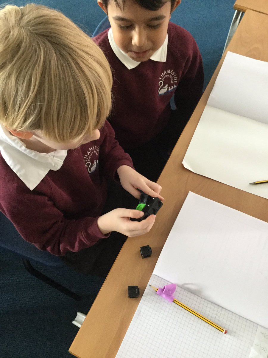 ThamesideSch's tweet photo. Using cubes to explore fractions in GLE. If the whole is made up of 6 cubes and 1 of them is a different colour, what fraction is each colour? What about if the number of cubes changes? #GLEtps #mathstps https://t.co/wJIxqjP9e5