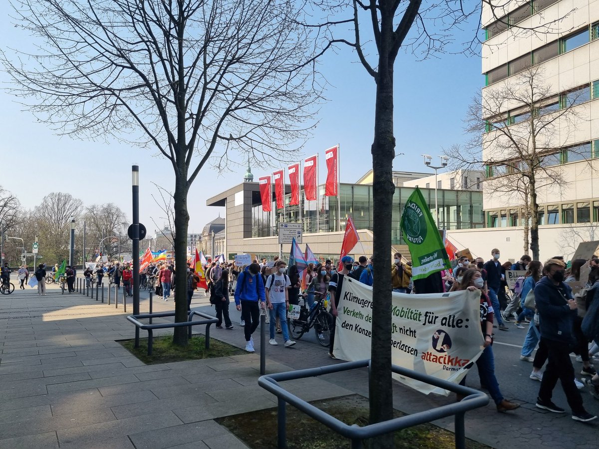 Unsere Demo erstreckt sich über 400 Meter und zählt bisher 1500 Menschen! 

#PeopleNotProfit