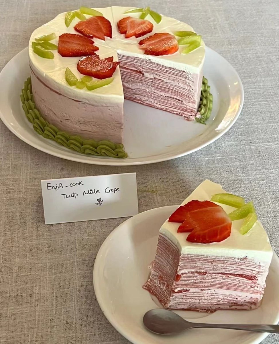 fattcute's tweet photo. Tulip Strawberry Melaleuca @Estellaas_2010  🍓
Crust part: egg x2, butter 30g, milk 400g, caster sugar 45g, low-gluten flour 80g, red yeast rice powder 3g
Cream part: 700g whipped cream, 40g caster sugar, 5g strawberry powder, 3g red yeast rice powder
Garnish: Strawberry &amp; Kiwi https://t.co/otETHaIavz