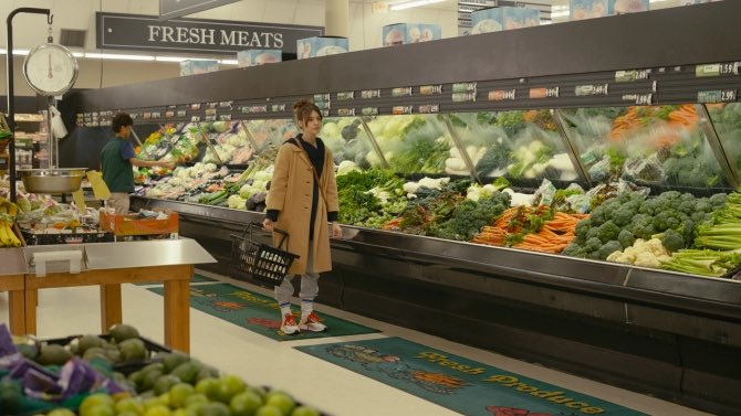 janelisaarch's tweet photo. Spent 5 hour megabus watching Fresh. Had to hide my screen from the older woman next to me at certain points, she probably thought I was watching a beef hot pot tutorial. Cleverly shot, anxiety inducing, sick performances, sprinkled w dark humour. 7/10 🥩 https://t.co/pyPQZxphP4
