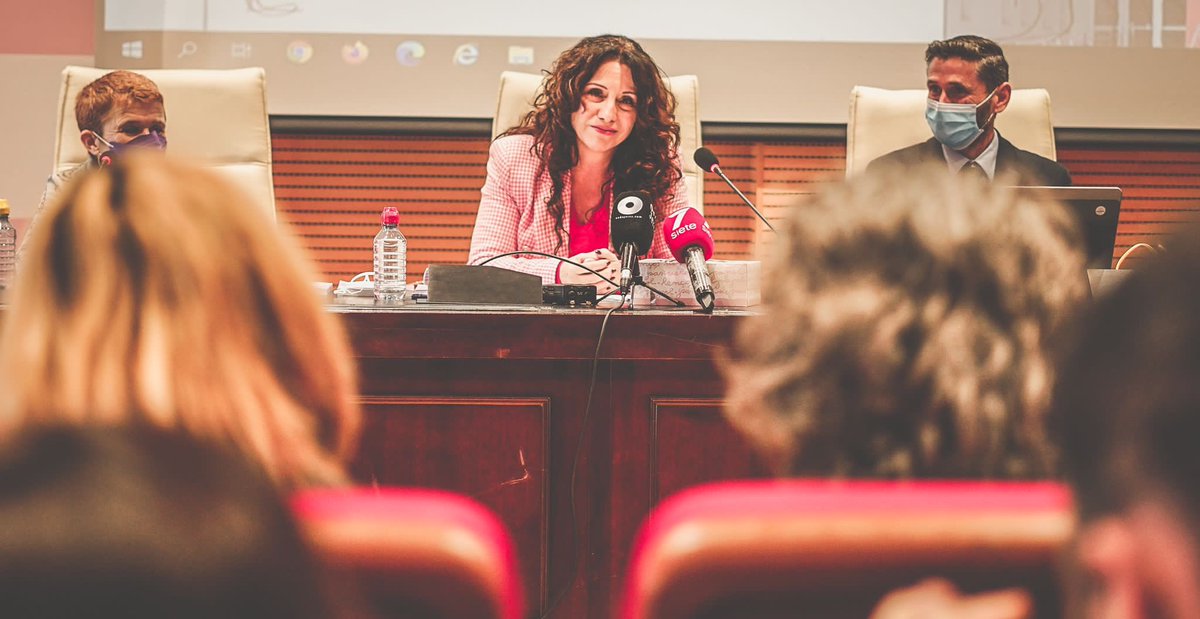 RocioRuizDom's tweet photo. Hoy presentamos el primer Manual de Actuación para profesionales frente al bullying #LGTBI, una herramienta que permitirá a los educadores prevenir, detectar y actuar en casos de acoso escolar. 

Porque nadie tiene que sufrir por ser quien quiera ser o amar a quien quiera amar https://t.co/JnuplfRW98