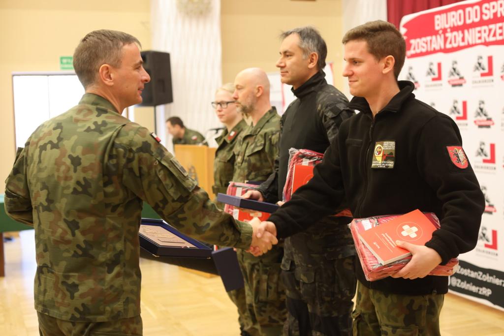 ZolnierzRP's tweet photo. 18 nauczycieli klas wojskowych i organizacji #proobronnych ukończyło pozytywnie dwutygodniowy kurs z zakresu kwalifikowanej pierwszej pomocy. @ZolnierzRP jest organizatorem kursu przy udziale #CSMW u Ustce.
_________
#WojskoPolskie
#ZostańŻołnierzem https://t.co/OIX7fBCv8C