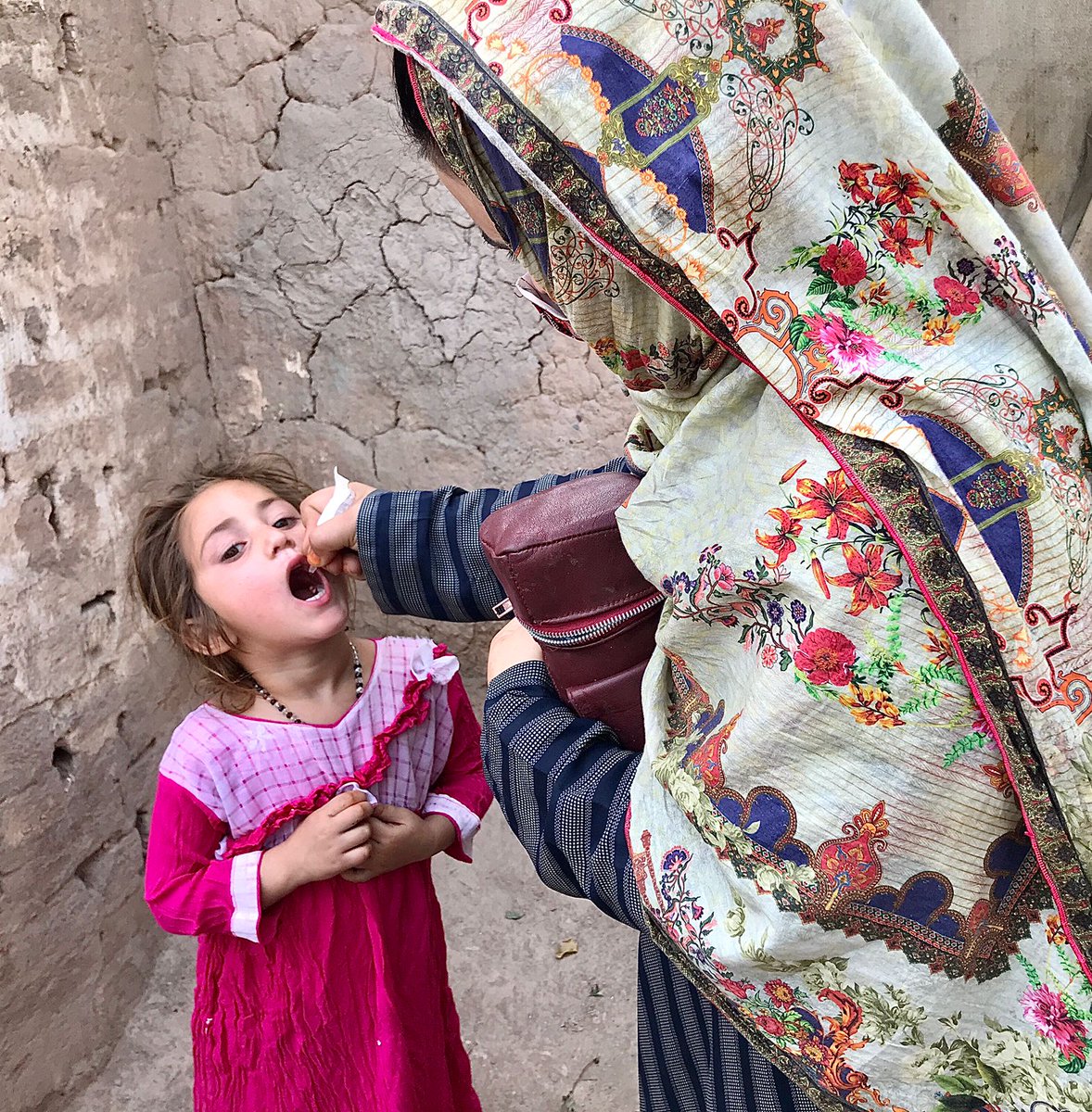 PakFightsPolio's tweet photo. Khyber Pakhtunkhwa ➖ Vaccination teams cover children 👧🏻👦🏻at Afghan refugee settlement 🛖 of Shakar &amp; Shifa camps in Peshawar to ensure health, protection &amp; a #poliofree future for all✨
#VaccinesWork https://t.co/2Ci0gyY6BH