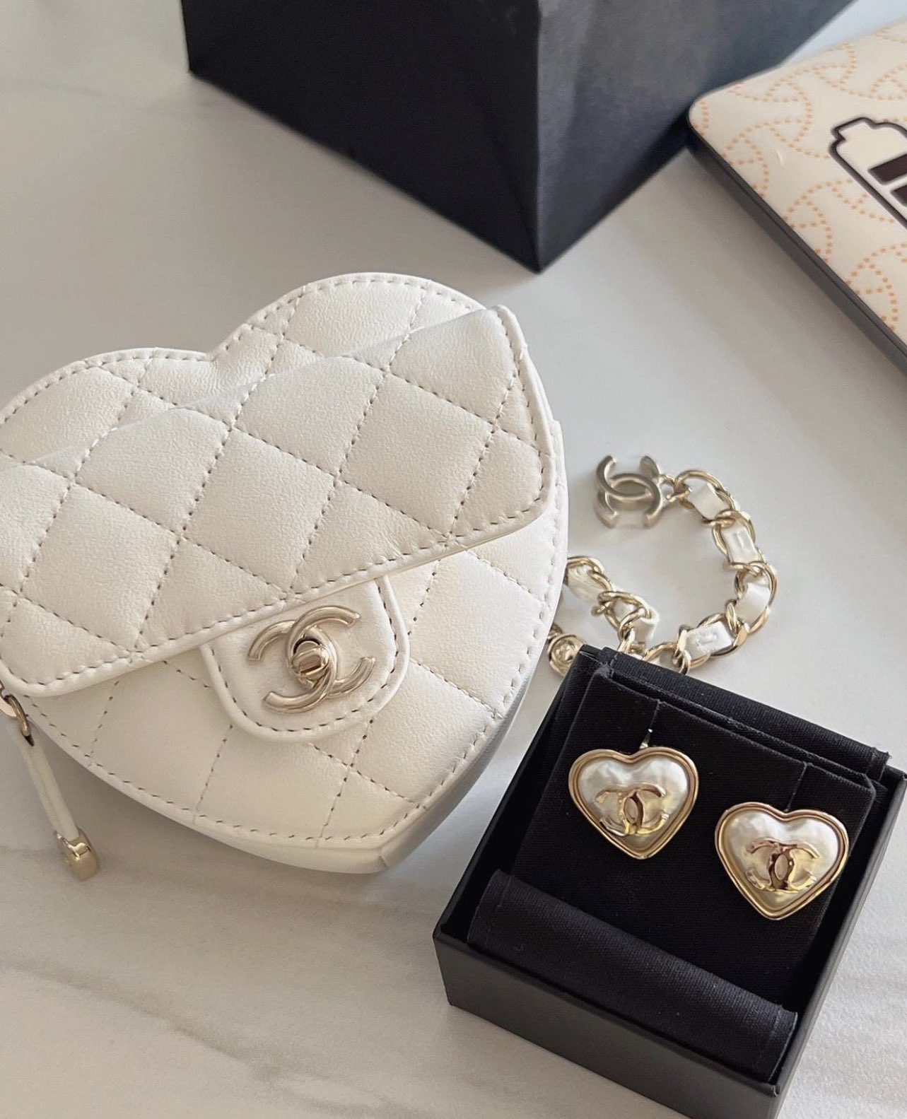 𓃭 on X: Chanel heart-shaped mini bag & earrings   / X
