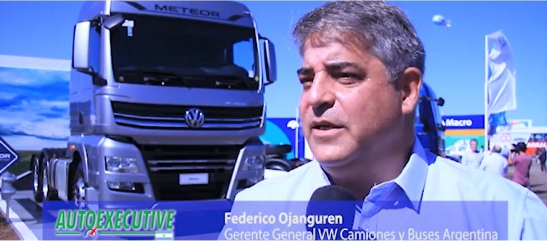 autoexecutiveAR's tweet photo. 🎥 #AutoexecutiveTV en @Expoagrocom: Federico Ojanguren, Gerente General de @VWCamionesBuses 🇦🇷, “Con el Extrapesado #Meteor Completamos un Lineup que Cubre todas las Necesidades del Mercado”🚛
👉 https://t.co/zDWv4ScdDP
@CEOVWA
@AnalauraZotti
@angiestelzer
@glombardi23 https://t.co/qfOFgP2hLx