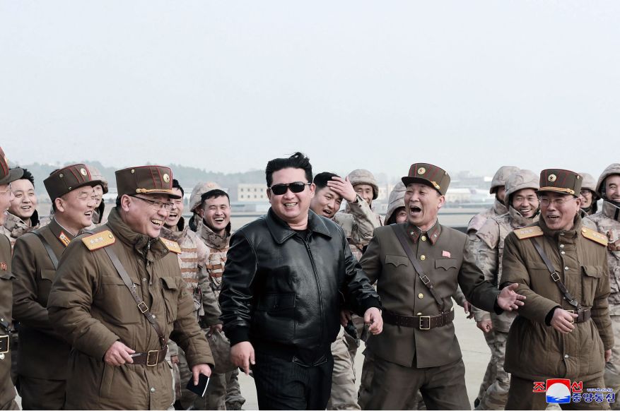 Alvaro_says's tweet photo. Cuando viene el colega molón dispuesto a meter por el culo un cobete a todo el que no le ría los chistes... #TopGun #KimJongUn #NorthKorea #missile #oteriesoteagachas #misil #lidersupremo https://t.co/EZQpfTCscD