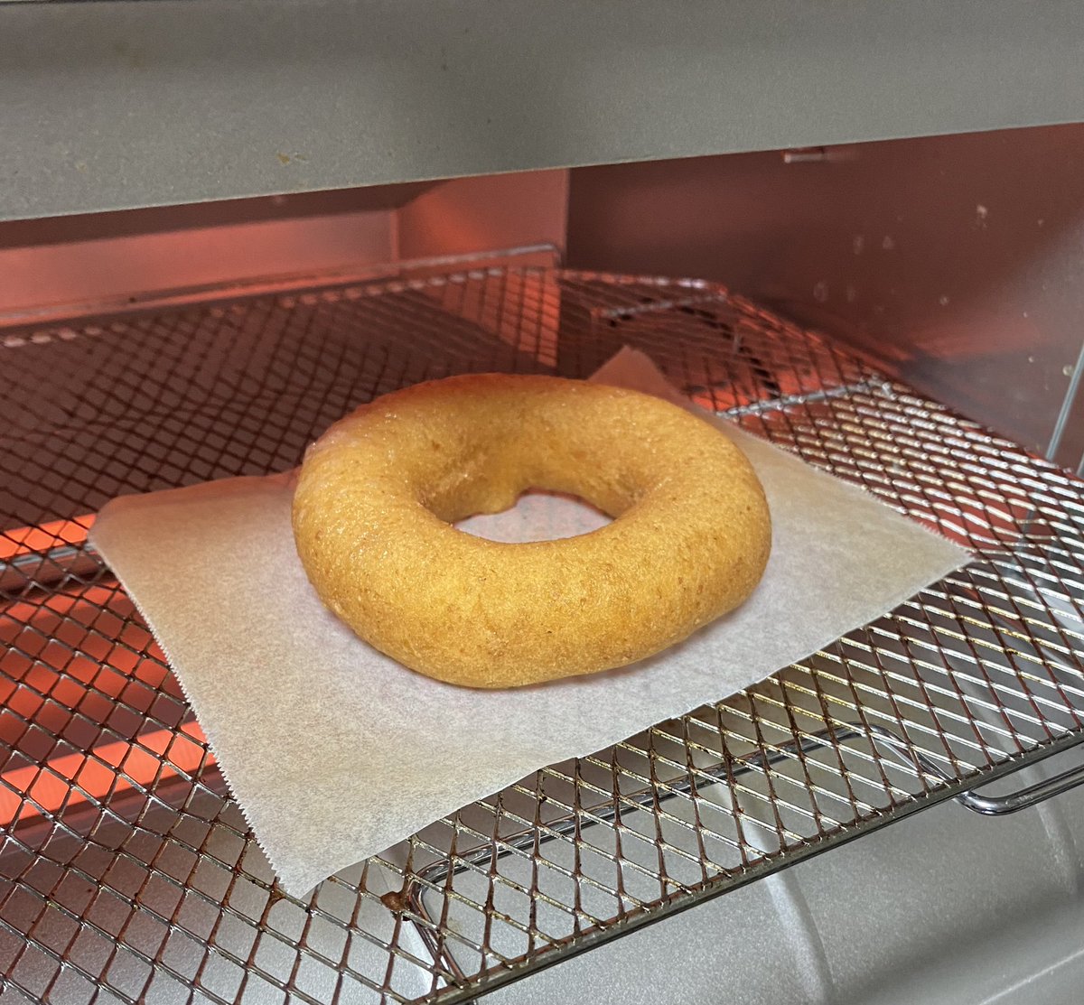 haradonuts's tweet photo. 💡 はらドーナッツの豆知識 💡

はらドーナッツを揚げたてのように美味しく食べるには、、？

↓↓↓

ドーナッツ🍩をトースターでお好み加減で温めます。

↓↓↓

揚げたてのような、外は"カリカリ"中は"ふわふわもちもち"食感でお召し上がり頂けますよっ🐣🐣 https://t.co/laIe71Ew8q