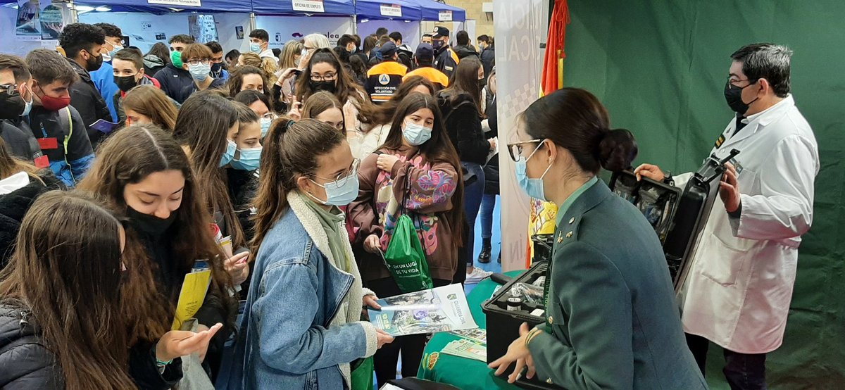 guardiacivil_ab's tweet photo. 👏 Felicitar a la organización de la Feria #ORIENTA-T, por hacer de la misma un escaparate en el que los 🧑 jóvenes, muchos de ellos indecisos, decidan su futuro profesional👍
@guardiacivil_ab
#Hellin
#OrientaT https://t.co/O6uwOd3SKR
