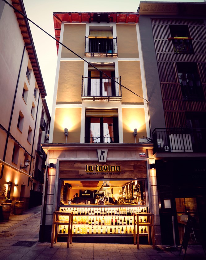 latavina's tweet photo. Nos has visto seguro, pero, ¿nos conoces? La Tavina es un espacio de 3 plantas: #bardepinchos, #restaurante y #vinoteca en el centro histórico de #Logroño. A la entrada de la @callelaurel_ , con una propuesta gastronómica basada en la #cocinariojana y #productosdetemporada. https://t.co/CunSgEgWqq