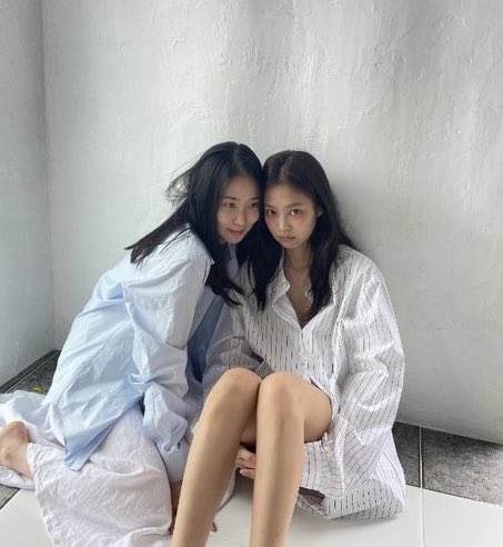 Jennie and Chahee.