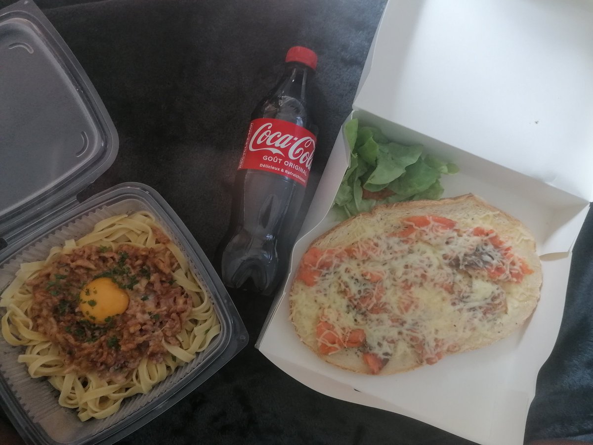 DivinCauchemar's tweet photo. ✨Je crois que mon toutou aime beaucoup me ramener mon déjeuner 🥰
Bon appétit au Queen 👑
Et vous les chiens, vous pouvez manger dans une gamelle 🐶

🥀MoneyMiss moneyslave domina findom femdom
@rtebony_dommes @Brun0Parent @BlkFmSupremacy https://t.co/luzd0WBniG