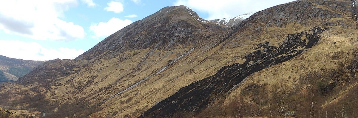 JohnMuirTrust's tweet photo. 🔥 #WildFireWarning 🔥
Very High risk of wildfire in Central + South Scotland until 31 March. This means a Very High risk in #Nevis and #Schiehallion.
Photo: Fire in #Nevis in 2015, believed to have been caused by a cigarette.
More guidance + info: https://t.co/kzfAEZGZ51 https://t.co/0pZ6SKQnBm