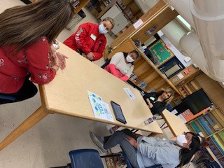 mnegron71's tweet photo. Parents @Fonville_MS enjoying a parent workshop with @LauraEPerez5. @HISDFACE https://t.co/kiInJtorZm