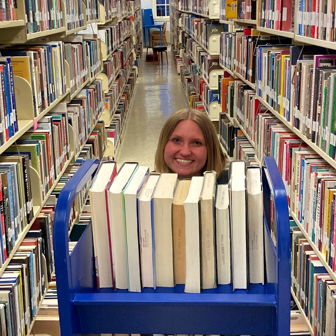 EHCLibraries's tweet photo. Books? Oh yes, in the #KellyLibrary we have plenty of books! Need help finding a specific book among this sea of literature and written word? Just ask at the front desk! The Library's student workers are excellent at helping track down the books with elusive call numbers! https://t.co/lJ5XiopH2R