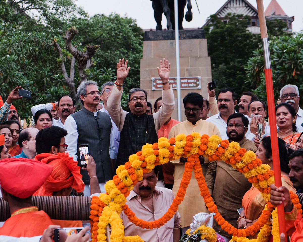 GajananKirtikar's tweet photo. स्थानीय लोकाधिकार समितीचे 'शिवराय संचलन' आज पारंपारिक पध्दतीने संपन्न झालं. छत्रपती शिवरायांच्या जयघोषात मुंबईतील आंतरराष्ट्रीय व्यापार केंद्र असलेल्या फोर्ट भागातून या संचलनात रिझर्व बॅंक ते गेट वे आॅफ इंडिया पर्यंत हजारोंच्या संख्येने शिवसैनिक सहभागी झाले होते. https://t.co/0rPksEhCmH
