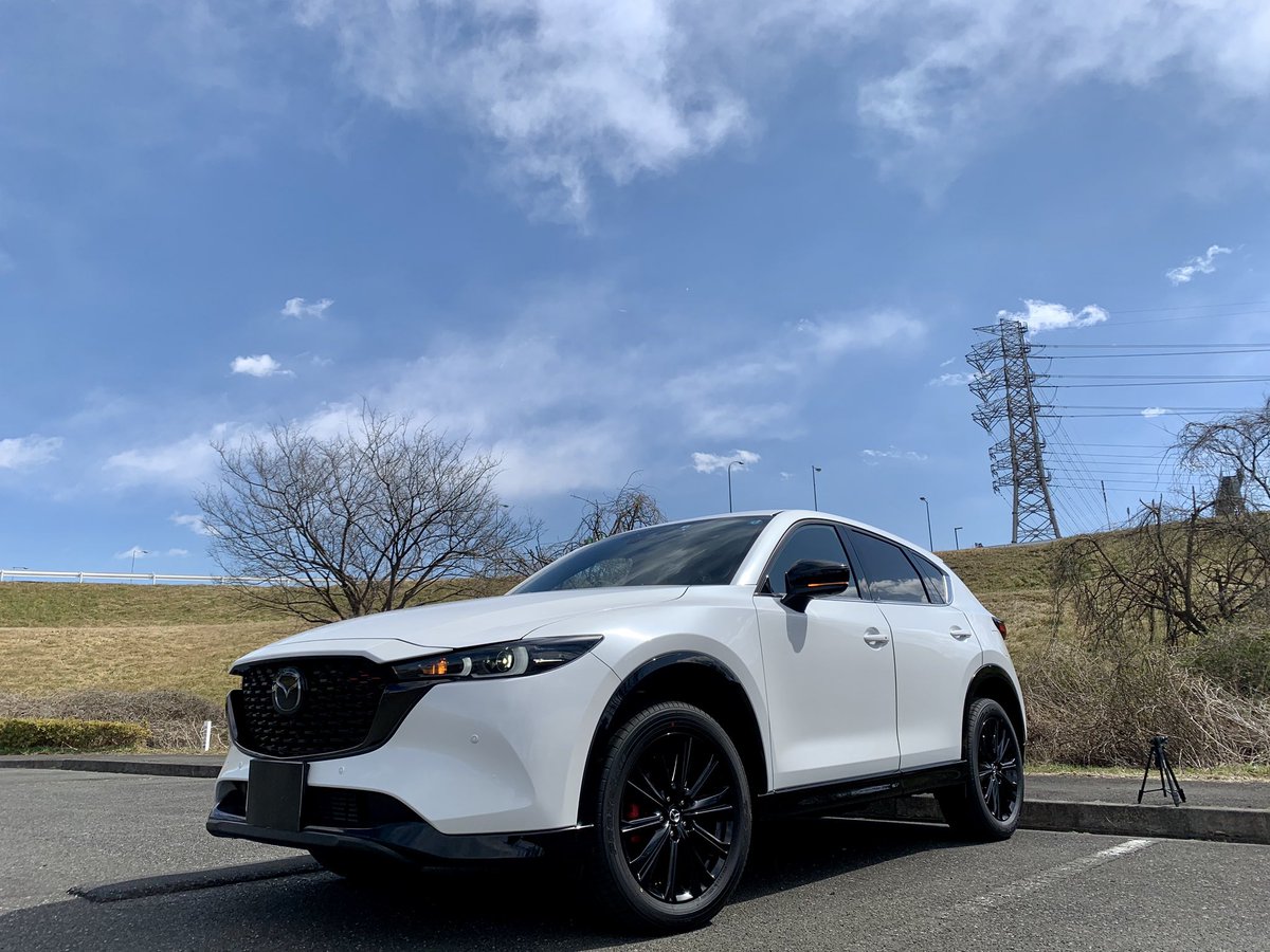 maki_maki_cars's tweet photo. 動画公開🎞
新型CX-5 ディーゼルモデルの走行インプレッションです💨
第一印象はかなりスポーティー！

走りも楽しめて高級感も満載の新型モデル。
これは正直買いです💰

#マツダ
#CX5
#SUV
#スポーツアピアランス
#mazda
#skyactive

https://t.co/2xvODV400e https://t.co/gxe7YrCYQe