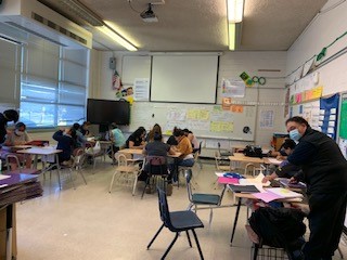 mnegron71's tweet photo. Parents @Fonville_MS enriching their English skills with ALAR Institute! @HISD_Wraparound https://t.co/l9k525wy7w