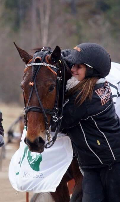 Tänään taputeltiin mun melkein 12 vuotta kestänyt hevosenhoitajan ura.
Mielettömiä hevosia mahtunut noihin vuosiin ja niiden tuomista muistoista tulen olemaan koko loppuelämän kiitollinen ❤️