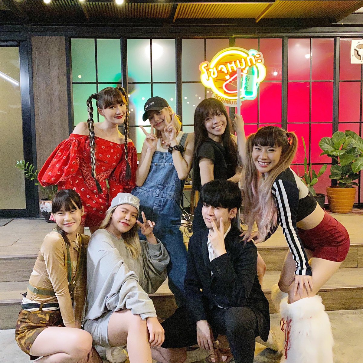 gukoiiz's tweet photo. 𝘞𝘩𝘢𝘵 𝘩𝘢𝘱𝘱𝘦𝘯𝘦𝘥 𝘵𝘰 𝑳𝒊𝒔𝒂 ? 🖤😂 #ใครคือลิซ่าตัวจริง https://t.co/MElwYb6Ikv