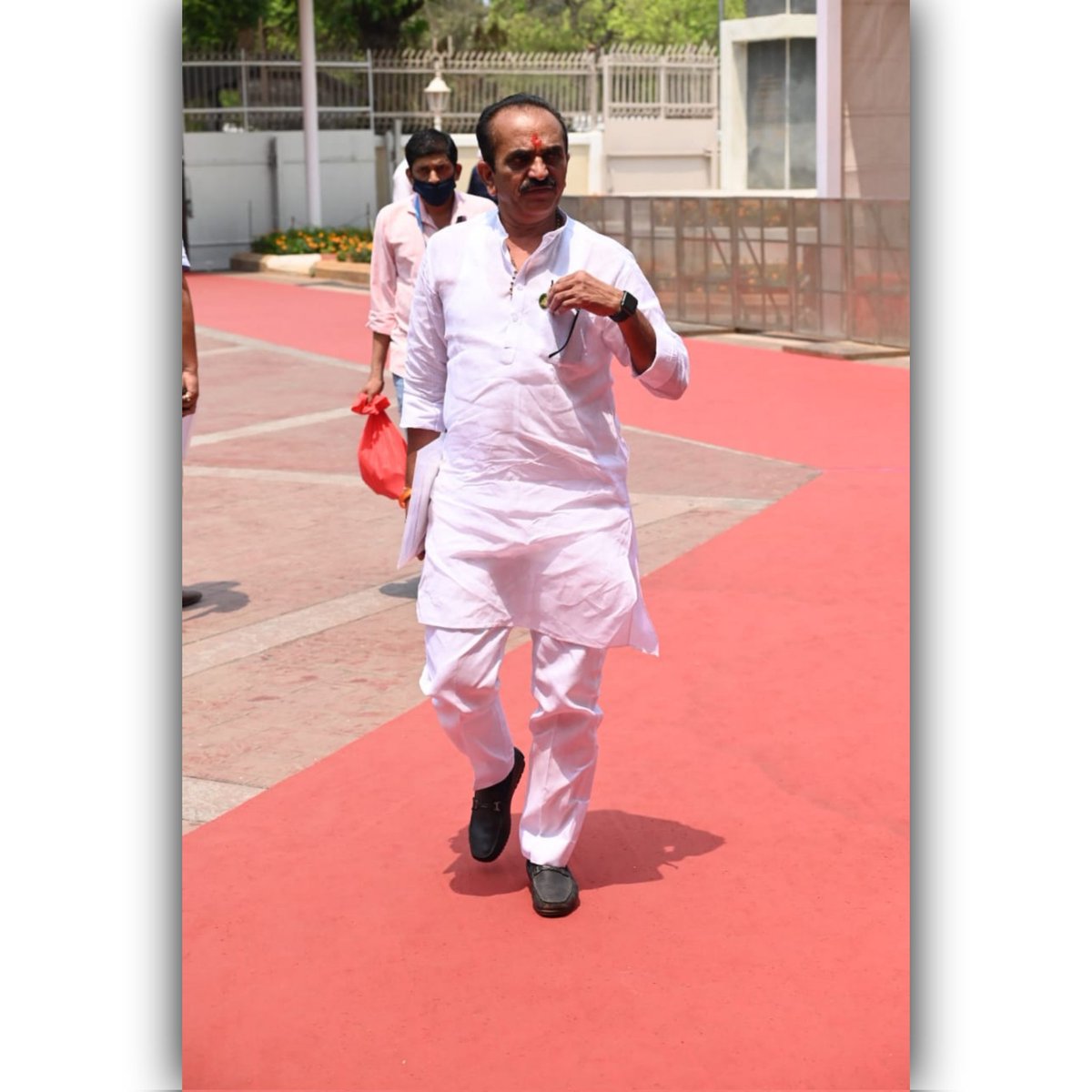 MohanraoAnna's tweet photo. विधिमंडळ अर्थसंकल्पीय अधिवेशनाचा आज शेवटचा दिवस पालकमंत्री मा.ना.श्री. अशोकराव चव्हाण साहेबांच्या मार्गदर्शनाखाली नांदेड जिल्ह्यातील अतिशय महत्वाचे व लोकहिताचे प्रश्न विधानसभेत मांडू शकलो याचे निश्चितच समाधान व आनंद आहे
#महाबजेट2022 #महाराष्ट्राचा_अर्थसंकल्प https://t.co/aqEiZWuxKq
