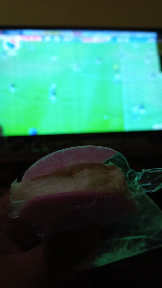 ITSMESENJA12's tweet photo. Nonton Persib sambil mam jajanan SD :) Rambut nenek awkawk

#persiblive #PERSIBDAY https://t.co/5pHxkhc7p6