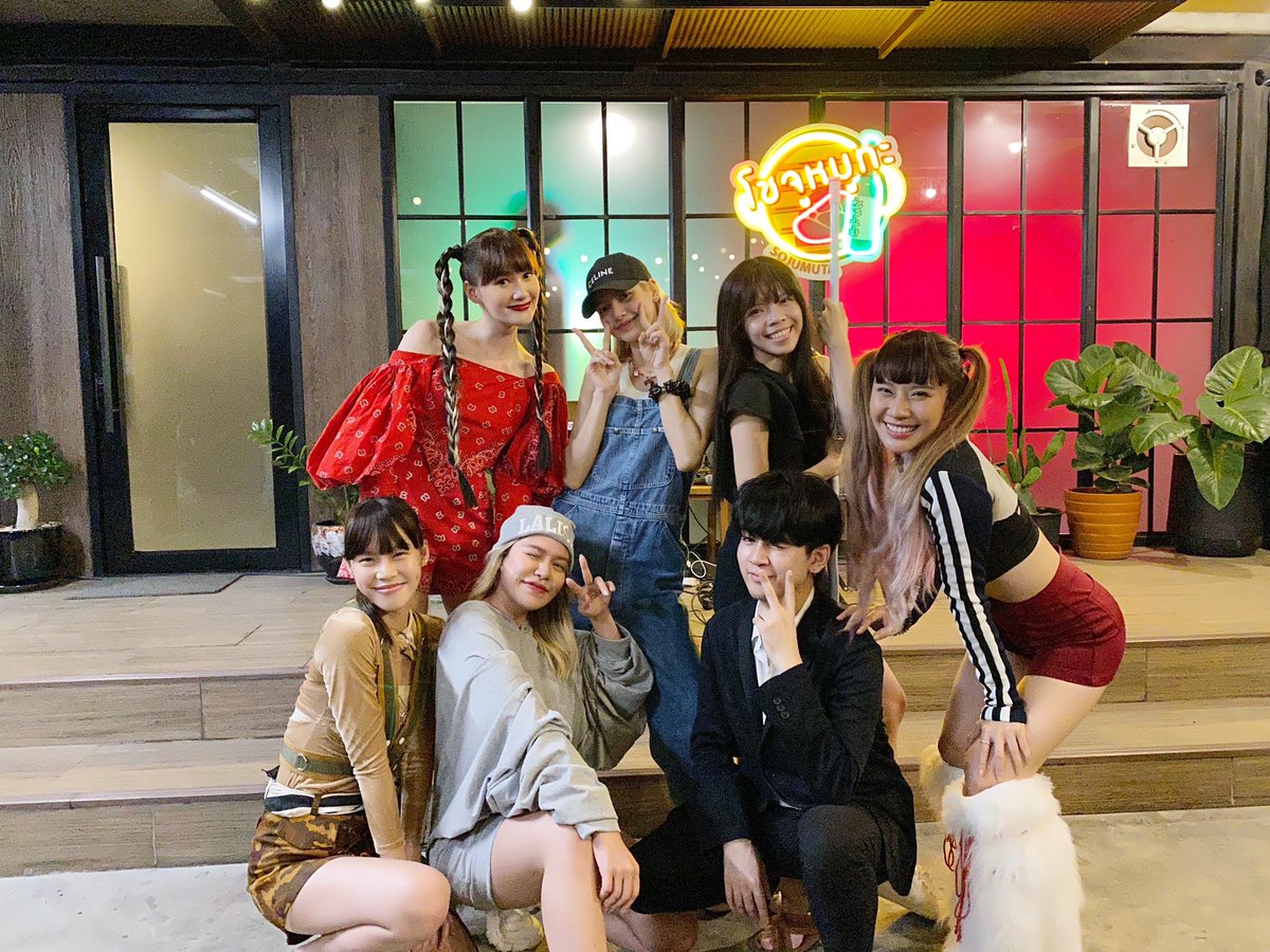 taetewynn's tweet photo. What happened to LISA ? https://t.co/GXi6TDO1Zg