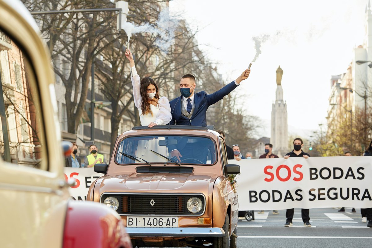 eheseasnpv's tweet photo. La manifestación #27msosbodas iba encabezada por un gran cortejo nupcial de coches clásicos 🚘
El R4 de @cuatroele.es, la furgoneta azul de @la_furgona_azul que sirvió de plataforma para @Alex_Muga_88 y el Citroen 11 de @TransOcioTaxi 
Foto 1 Custodio Foto 2 @haizuefotograf1 https://t.co/cNsXYQ6oWo