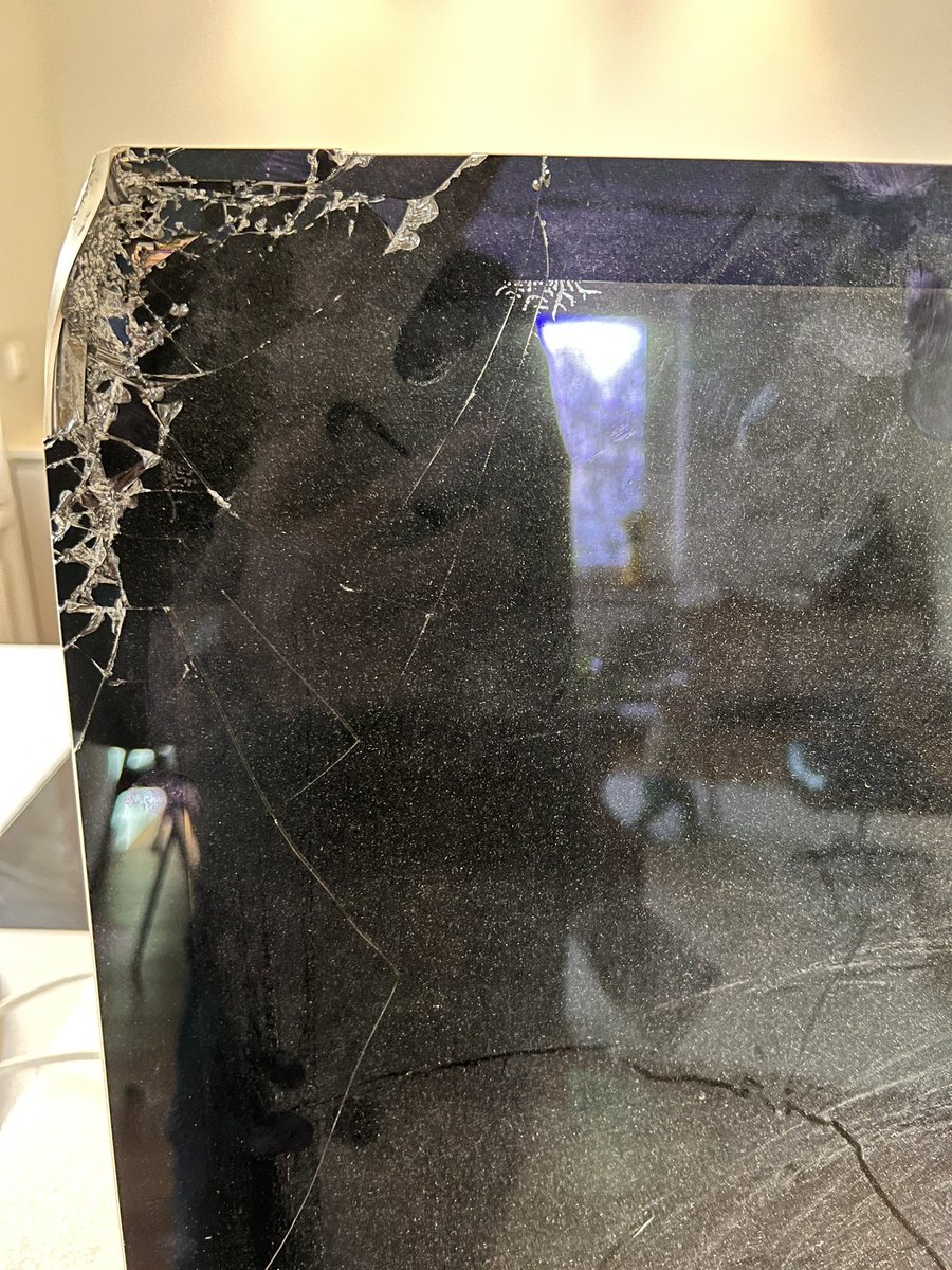 mgns's tweet photo. I have sold a fully functional 5 year old iMac to @Apple Trade In (outsourced to #Likewize).
Instead of money I received a completely destroyed iMac back and no apology. Even the power cord was destroyed, metal bent. Wow. https://t.co/brrtUMEJ99