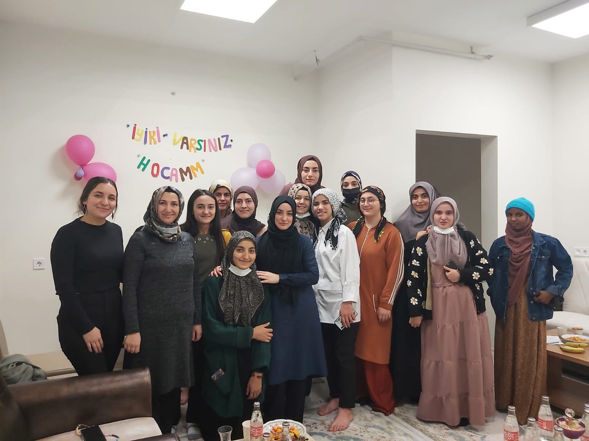 NigdeKYGM's tweet photo. 📍Fadimana Halisdemir Yurdumuz

Biz gençlerimizle hasbihaldeyiz☺️

Vaize Hatice Kabak hanımefendinin kalplerimize işleyen hitabetiyle 
hemde ♥️

#Hasbihal https://t.co/1Yux7Y2KQy