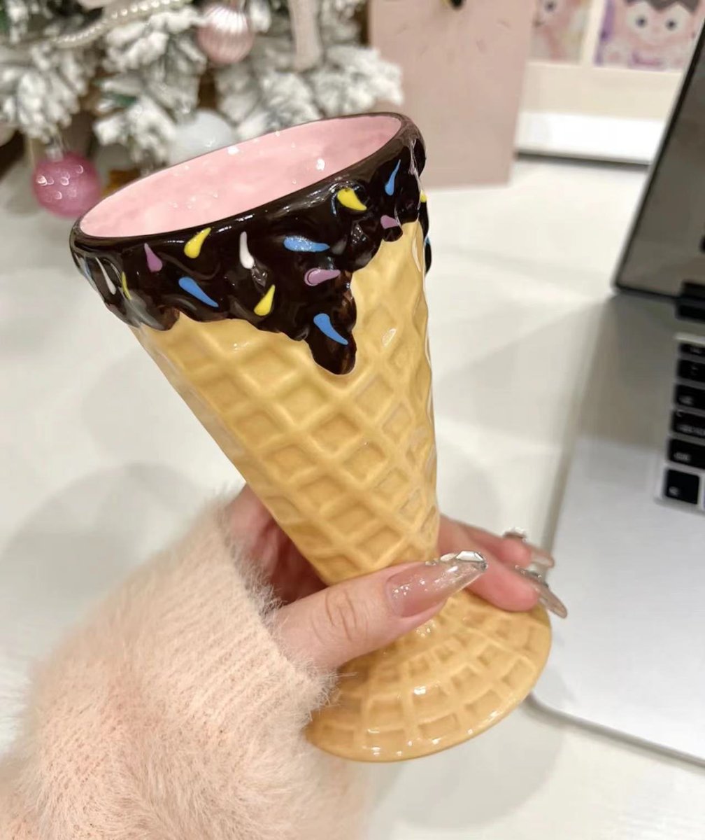 icemarketingee's tweet image. The water cone is too sweet! 
You can put the ice cream directly into it!
Always fascinated by this quirky stuff hahh
The texture is also very good and very thick
#goodthingssharing #sweetcone